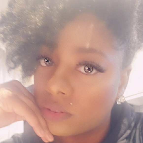 Meet your Posher, Ciara - Picture 2 of 2